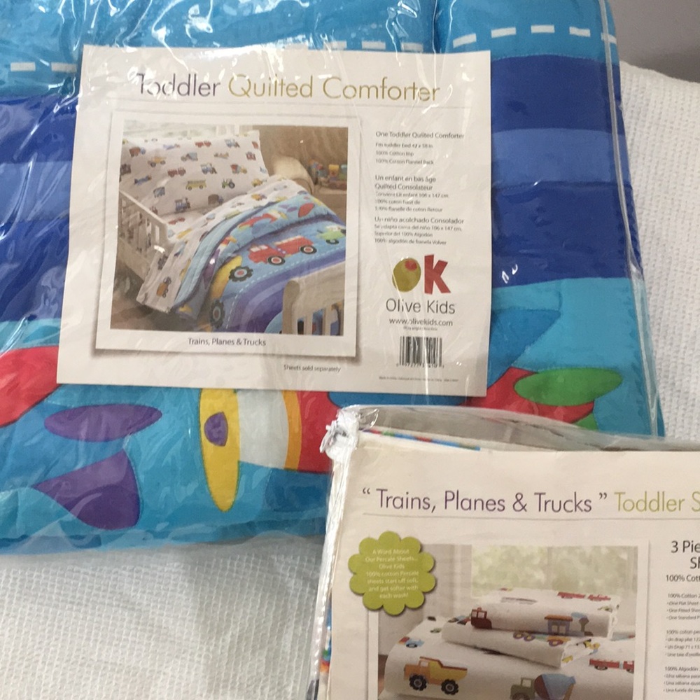 Toddler comforter with sheets set